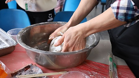 正月十五鬧元宵，歡歡喜喜包湯圓